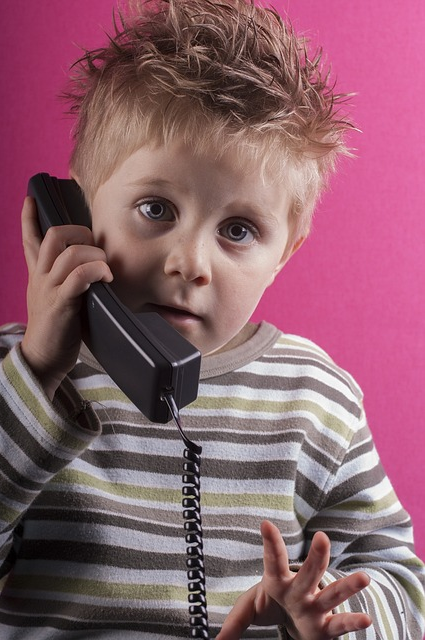 Criança falando ao telefone